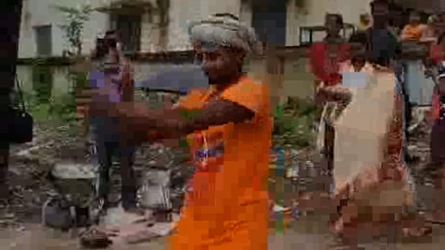 सावन की चौथी सोमवारी को बाबा मटेश्वर धाम में जलाभिषेक के लिए नाचते गाते डाक कांवरिया