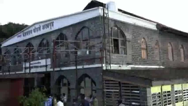 मा.अजित पवार उपमुख्यमंत्री, मा.हसन मुश्रीफ,प्रशासकीय अधिकारी यांनी नुकसानग्रस्त केशवराव भोसले नाट्यगृह पहाणी केली.