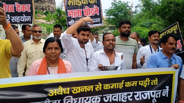 मोठ : झांसी में पत्रकारों ने सड़को पर मांगी भीख.. 