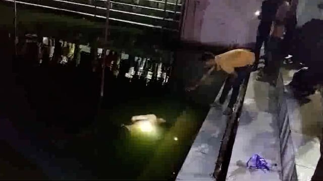 अम्बेडकरनगर-कटका थाना इलाके के अंतर्गत पूर्वांचल के प्रतिष्ठित सिद्ध पीठ महात्मा गोविंद साहब की तपोस्थली स्थित सरोवर में 28 वर्षीय युवक का शव मिलने से इलाके में सनसनी।
थानाध्यक्ष अजय प्रताप यादव ने बताया कि मृतक युवक की पहचान छोटू पुत्र राजेंद्र तिवारी निवासी बिलारी के रूप में हुई है।