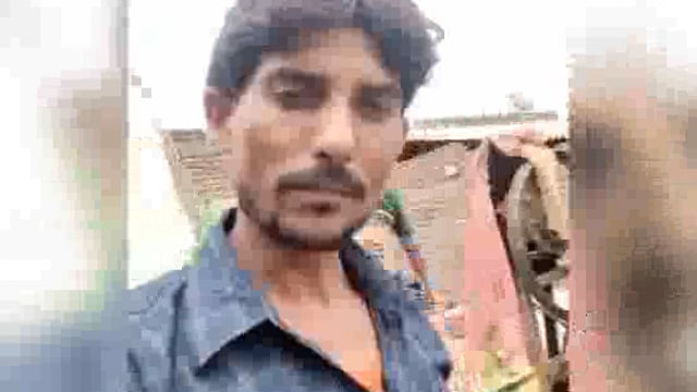 शेरगढ़ के गांव बसई खुर्द में सरकारी नल पर पानी भरने को लेकर महिलाओं के बीच हुई चुट्टियां मार लड़ाई का वीडियो वायरल