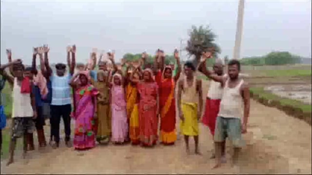 सड़क निर्माण कार्य का नहीं लगा बोर्ड, घटिया कार्य को लेकर ग्रामीणों ने किया प्रदर्शन; उठ रहे हैं सवाल 