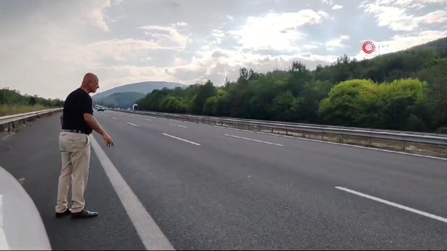 Canını hiçe sayarak, trafiği tehlikeye düşüren varili yolun dışına attı