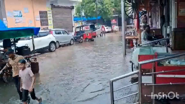 थाना फरह नगर पंचायत फरह झमाझम बारिश के चलते हुआ जल भराव