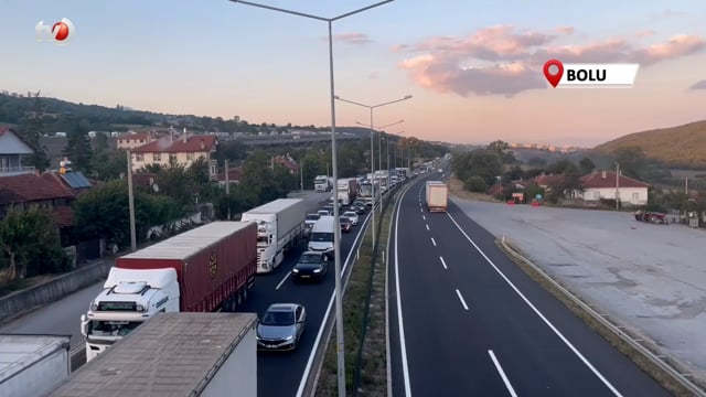 İstanbul İstikametinde Kilometrelerce Araç Kuyruğu Oluştu