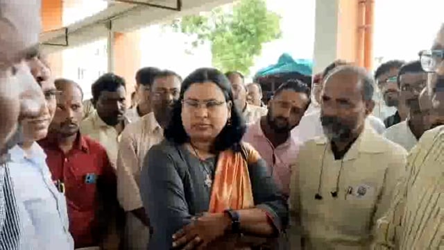 तासगाव बाजार समिती महिला अधिकाऱ्यांच्या समोर बेदाणा शेतकऱ्यांनी केल्या तक्रारी, निमणीचे नेते आर डी पाटील यांनी केली पोलखोल