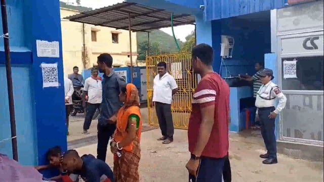 जुगाड़ गाड़ी के चालक ने बिजली पोल में मारी टक्कर,पोल टुटकर गिरने से मौके पर ही चालक कि हुई मौत 