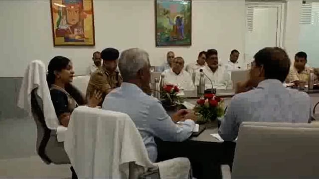 श्री कृष्ण जन्माष्टमी को लेकर मंडलायुक्त रितु माहेश्वरी ने की अधीनस्थों के साथ बैठक दिए दिशा निर्देश