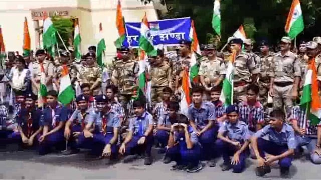 मथुरा के सीआईएसएफ के जवानों ने कई संगठनों और स्कूली छात्र-छात्राओं के साथ तिरंगा रैली निकाली