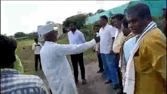 डोंगरशेळकी तांडा येथील गायरान जमिनीची मंडळ अधिकाऱ्यांनी केली पाहणी