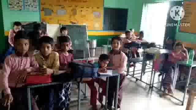 पानीगांव के नगला भूडा में सरकारी उच्च प्राथमिक विद्यालय की जर्जर इमारत के नीचे जमीन पर बैठकर पढ़ते नन्हे मुन्ने बच्चे।
