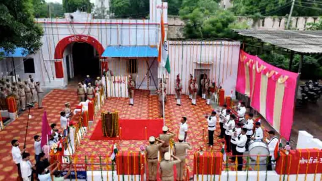 श्रीमान वरिष्ठ पुलिस अधीक्षक द्वारा पुलिस लाइन में झंडा रोहण किया गया वह राष्ट्रगान के साथ राष्ट्रध्वज को सलामी दी