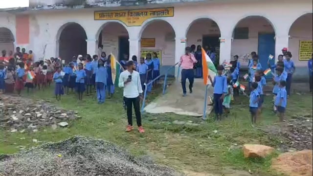शान से विद्यालय में किया गया झंडोतोलन, मध्यगिरी नाथ मंदिर विकास समिति के अध्यक्ष ने भी फहराया तिरंगा