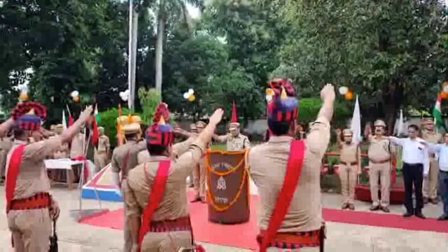 78वें_स्वतंत्रता_दिवस के अवसर पर पुलिस अधीक्षक गोण्डा विनीत जायसवाल ने पुलिस लाइन में किया ध्वजारोहण