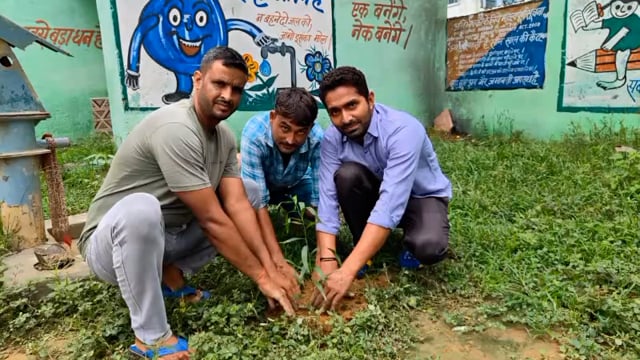 स्वतंत्रता दिवस के मौके पर वृक्षारोपण कर सामाजिक युवा संगठन परिवार ग्राम पंचायत हसनपुर ने वृक्षारोपण का संदेश दिया