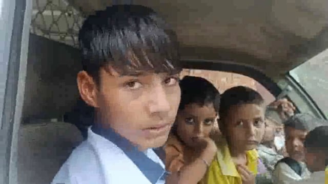 स्कूली छात्रों से ओवरलोड भरी बैन को चलता नजर आया छात्र वीडियो वायरल