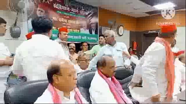 आजमगढ़:सदर सांसद धर्मेंद्र यादव केसामने ही सपा विधायक का भाषण देने का हुआ विरोध वीडियो बनाने पर हुई पत्रकार से की बदसलूकी