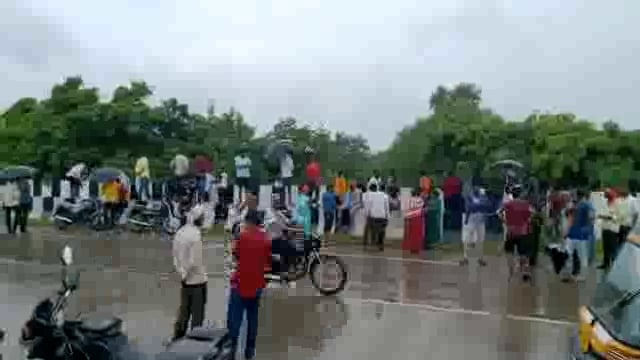 पिंपरी येथे मासे पकडण्यासाठी गेलेला एक जण पुराच्या पाण्यात वाहून गेला,शोध कार्य सुरू