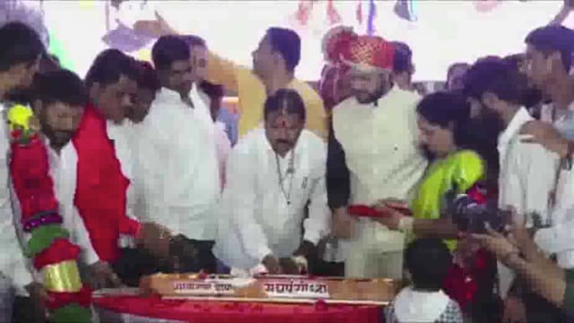 बुलढाणा आ.संजय गायकवाड यांनी तलवारीने कापलं केक, व्हीडिओ व्हायरल