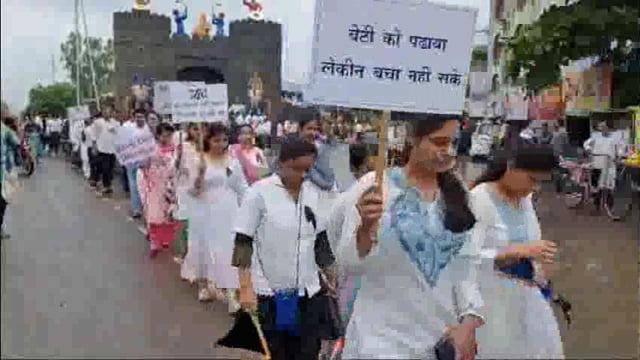कोलकात्यातील घटनेच्या निषेधार्थ बुलढाणा शहरात डॉक्टर संघटनांनी काढला मूक मोर्चा
