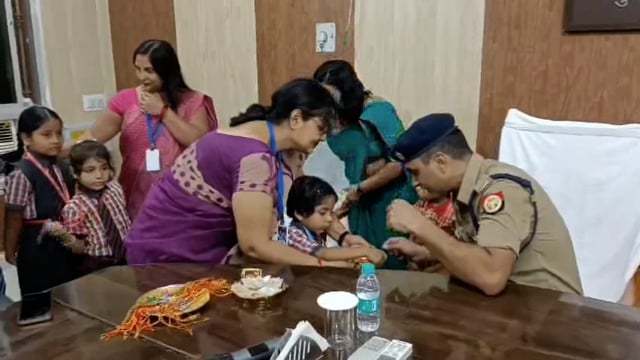 बच्चों ने पुलिस अधीक्षक संग रक्षा बंधन पर्व मनाया 