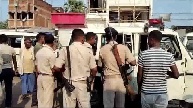 मादक पदार्थों की बिक्री की सूचना पर पुलिस ने की छापेमारी; दुकानदारों ने हड़कंप