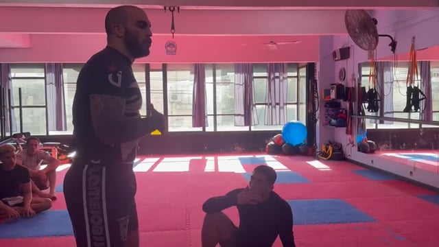 Forzando la espalda del guardiero al piso
