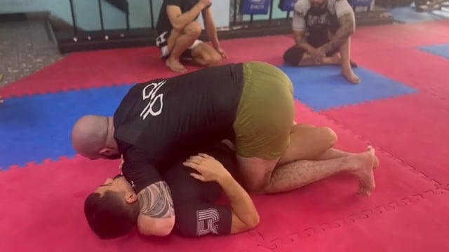 Aprende a pasar desde media guardia con este video