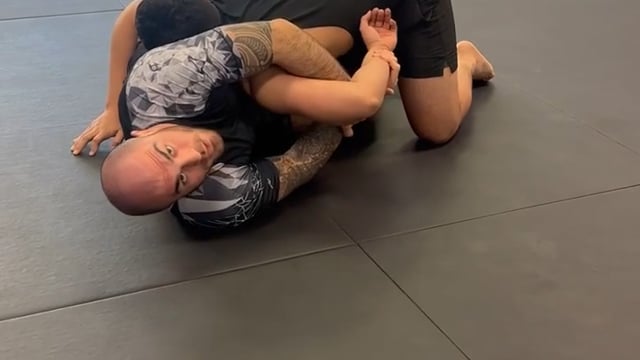 Kimura desde la media guardia con Knee shield bajo