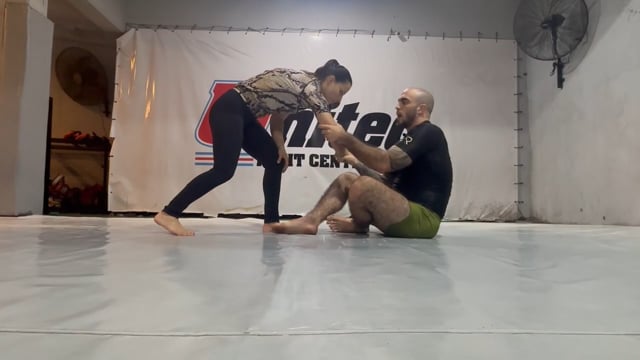 Estrategia de grip fight para iniciar ataques desde guardia sentado